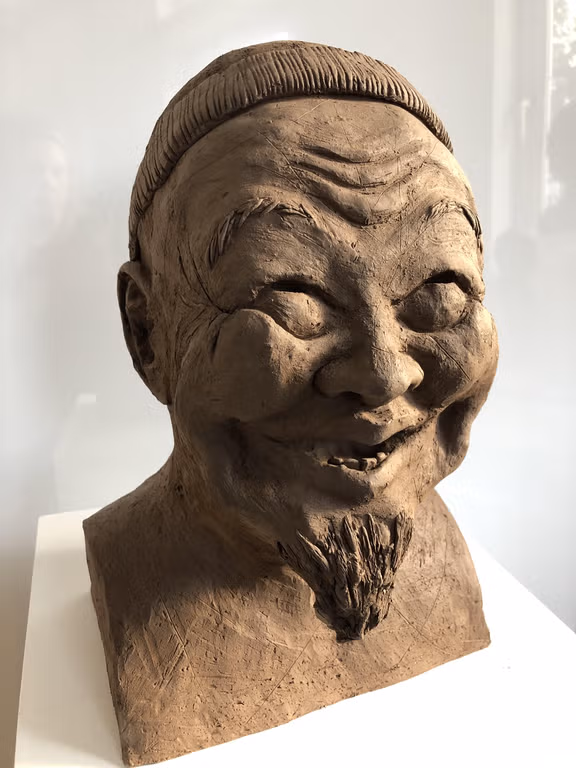 „Asiate mit Mütze und Bart“ 2019 gebrannter Ton r